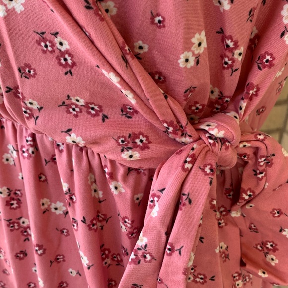 ❌DONATED❌Rose Pink Ditsy Floral V-neck Short Sleeve Wrap Dress - Picture 6 of 10